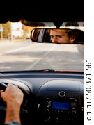 man driving car seen through rearview mirror. Стоковое фото, агентство Ingram Publishing / Фотобанк Лори