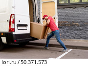 man loading packages. Стоковое фото, агентство Ingram Publishing / Фотобанк Лори