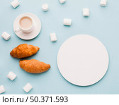 marshmallow with croissants coffee breakfast. Стоковое фото, агентство Ingram Publishing / Фотобанк Лори