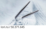 metal crocheting needles wool. Стоковое фото, агентство Ingram Publishing / Фотобанк Лори