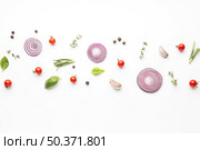 top view onion rings with condiments aligned. Resolution and high quality beautiful photo. top view onion rings with condiments aligned. High quality beautiful photo concept. Стоковое фото, агентство Ingram Publishing / Фотобанк Лори