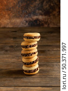 biscuits with cream arrangement. Стоковое фото, агентство Ingram Publishing / Фотобанк Лори