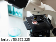 close up microscope glass slide. Стоковое фото, агентство Ingram Publishing / Фотобанк Лори