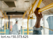close up hand holding bus bar. Стоковое фото, агентство Ingram Publishing / Фотобанк Лори
