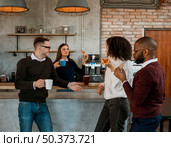 colleagues having pizza coffee during office meeting break. Стоковое фото, агентство Ingram Publishing / Фотобанк Лори