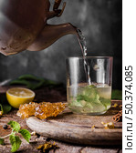 front view water being poured glass. Стоковое фото, агентство Ingram Publishing / Фотобанк Лори