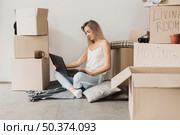 front view woman sitting floor. Стоковое фото, агентство Ingram Publishing / Фотобанк Лори
