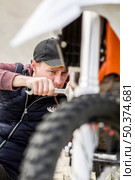 portrait man trying fix motorbike. Стоковое фото, агентство Ingram Publishing / Фотобанк Лори
