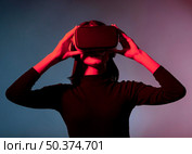 portrait woman with virtual reality headset 5. Стоковое фото, агентство Ingram Publishing / Фотобанк Лори