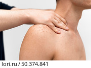 side view physiotherapist massaging man s neck. Стоковое фото, агентство Ingram Publishing / Фотобанк Лори