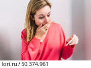 surprised woman with pregnancy test. Стоковое фото, агентство Ingram Publishing / Фотобанк Лори