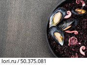 top view mussels with squid copy space. Стоковое фото, агентство Ingram Publishing / Фотобанк Лори