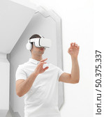 young man with virtual reality simulator. Стоковое фото, агентство Ingram Publishing / Фотобанк Лори