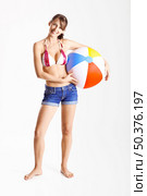 Beautiful young woman posing in bikini with a beach ball. Стоковое фото, агентство Ingram Publishing / Фотобанк Лори
