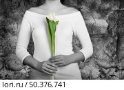 Woman with white tulips on is hands (Partial desaturated picture) Стоковое фото, агентство Ingram Publishing / Фотобанк Лори