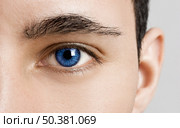 Close-up portrait of a young man with blue eyes - OBS: model use lens contact. Стоковое фото, агентство Ingram Publishing / Фотобанк Лори