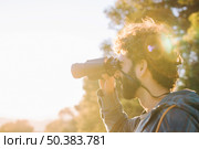 bearded man with binoculars. Стоковое фото, агентство Ingram Publishing / Фотобанк Лори