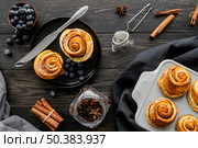 cinnamon rolls arrangement top view. Стоковое фото, агентство Ingram Publishing / Фотобанк Лори