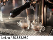 close up espresso pouring into cups. Стоковое фото, агентство Ingram Publishing / Фотобанк Лори