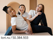 medium shot happy women sitting. Стоковое фото, агентство Ingram Publishing / Фотобанк Лори