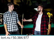 medium shot smiley guys with pool cues. Стоковое фото, агентство Ingram Publishing / Фотобанк Лори
