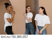multicultural women smiling. Стоковое фото, агентство Ingram Publishing / Фотобанк Лори