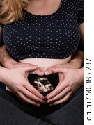 pregnant woman husband showing ultrasound. Стоковое фото, агентство Ingram Publishing / Фотобанк Лори