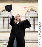 OLYMPUS DIGITAL CAMERA. smiley young woman celebrating her graduation. Стоковое фото, агентство Ingram Publishing / Фотобанк Лори