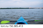 sport kayak rocky lake shore. Стоковое фото, агентство Ingram Publishing / Фотобанк Лори