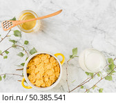 top view cornflakes with yougurt honey. Стоковое фото, агентство Ingram Publishing / Фотобанк Лори