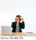 woman headphones suffering from loudness. Стоковое фото, агентство Ingram Publishing / Фотобанк Лори