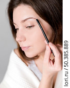 young woman doing her eyebrows. Стоковое фото, агентство Ingram Publishing / Фотобанк Лори