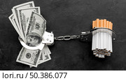 bills cigarettes handcuffed. Стоковое фото, агентство Ingram Publishing / Фотобанк Лори