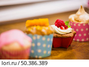 close up pretty cupcakes. Стоковое фото, агентство Ingram Publishing / Фотобанк Лори