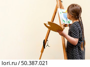 girl with down syndrome painting with copy space. Стоковое фото, агентство Ingram Publishing / Фотобанк Лори
