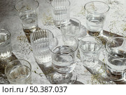 glasses water table. Стоковое фото, агентство Ingram Publishing / Фотобанк Лори