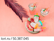 grapefruits slices juice popsicles with leaf coral textured background. Стоковое фото, агентство Ingram Publishing / Фотобанк Лори