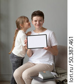 medium shot parent kid with tablet. Стоковое фото, агентство Ingram Publishing / Фотобанк Лори
