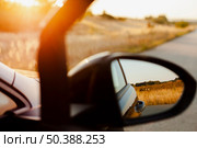 rearview mirror sunset background. Стоковое фото, агентство Ingram Publishing / Фотобанк Лори