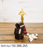 rolled up film popcorn oscar statuette. Стоковое фото, агентство Ingram Publishing / Фотобанк Лори