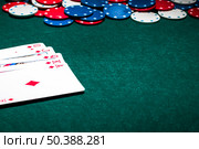 royal flush playing card casino chips green poker background. Стоковое фото, агентство Ingram Publishing / Фотобанк Лори