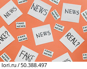 sticky notes with fake news. Стоковое фото, агентство Ingram Publishing / Фотобанк Лори