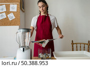 young woman tearing paper workshop. Стоковое фото, агентство Ingram Publishing / Фотобанк Лори