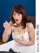 Beautiful and healthy young woman eating a cup of cereals with yogurt. Стоковое фото, агентство Ingram Publishing / Фотобанк Лори