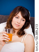 Beautiful and healthy young woman drinking a orange juice. Стоковое фото, агентство Ingram Publishing / Фотобанк Лори