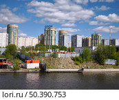 Современные жилые дома на берегу реки. Редакционное фото, фотограф Мария Сергеева / Фотобанк Лори