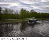 Плавучий дом на реке. Редакционное фото, фотограф Мария Сергеева / Фотобанк Лори
