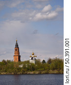 Храм в селе Прилуки на берегу реки. Редакционное фото, фотограф Мария Сергеева / Фотобанк Лори