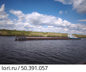 Баржа на реке под облачным небом. Редакционное фото, фотограф Мария Сергеева / Фотобанк Лори