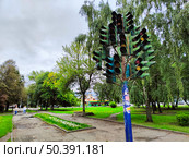 Инсталляция из светофоров в городском парке (2024 год). Редакционное фото, фотограф Мария Сергеева / Фотобанк Лори